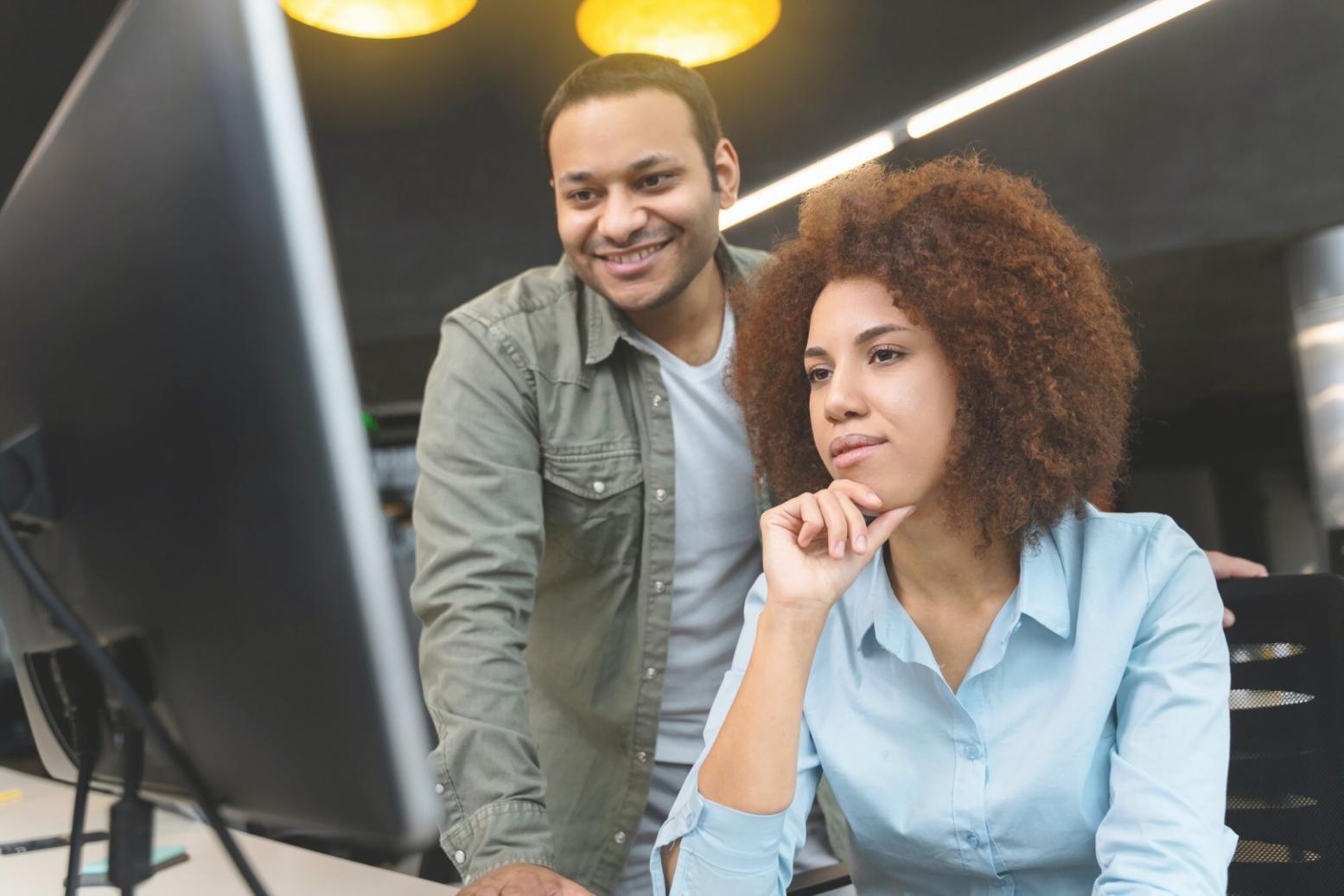 Entrepreneurs en formation travaillant sur leurs projets d'affaires